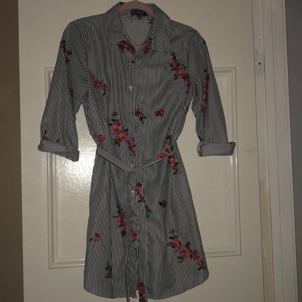 Trendy stripe button down dress 👗